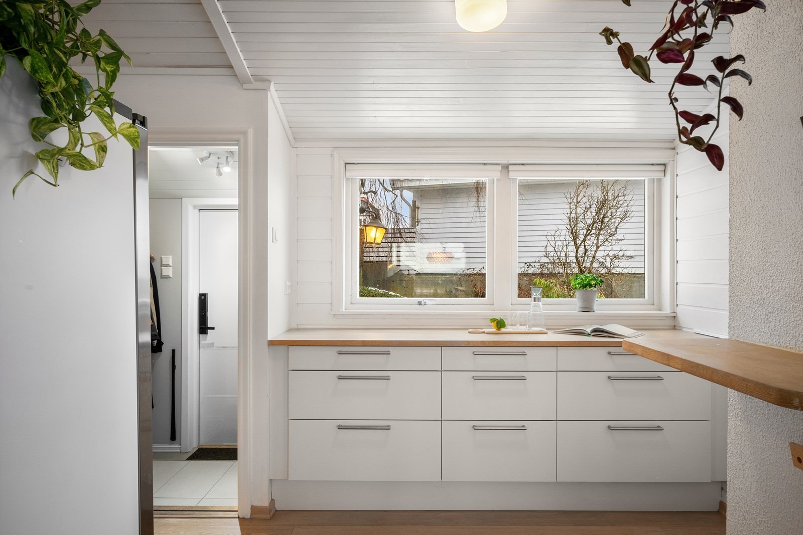 Godt med skuffeplass og arbeidsbenk. Meget funksjonelt kjøkken. Direkte tilgang til bi-inngang Galleribilde