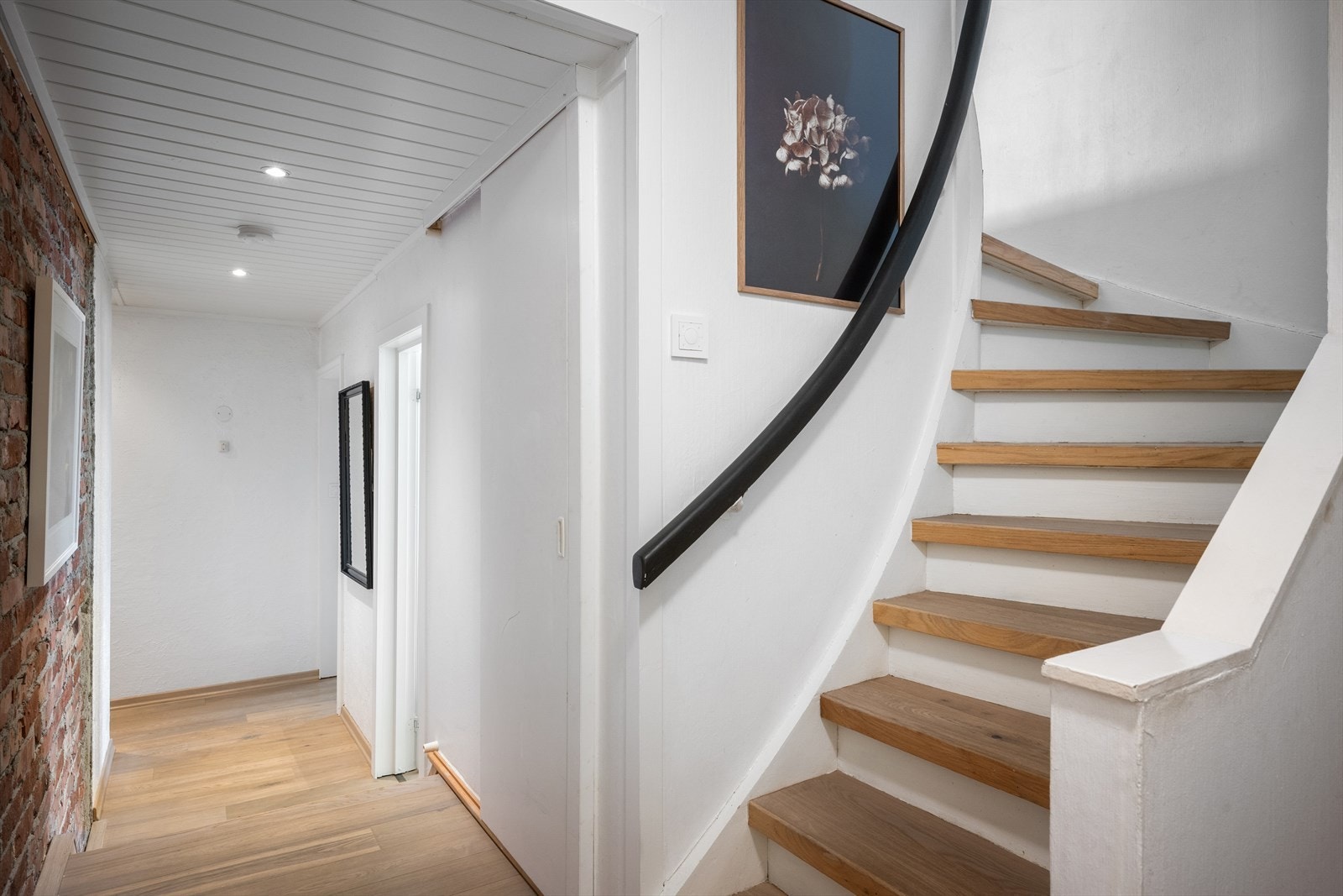 Et hus med en særpreget atmosfære. Her er det koselig. Pene kontraster mellom eldre teglstein og varme treinnslag. Godt med bodplass. Galleribilde