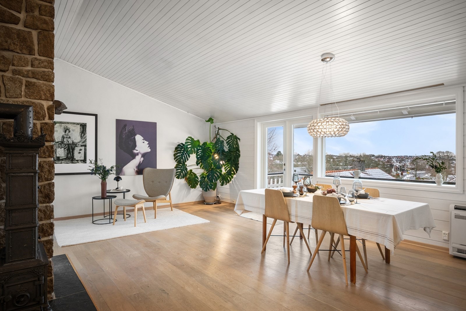 God takhøyde, store vinduer og nydelig utsikt gir oppholdsrom du trives i. 1-stavs gulv og varmepumpe for jevn temp. Galleribilde