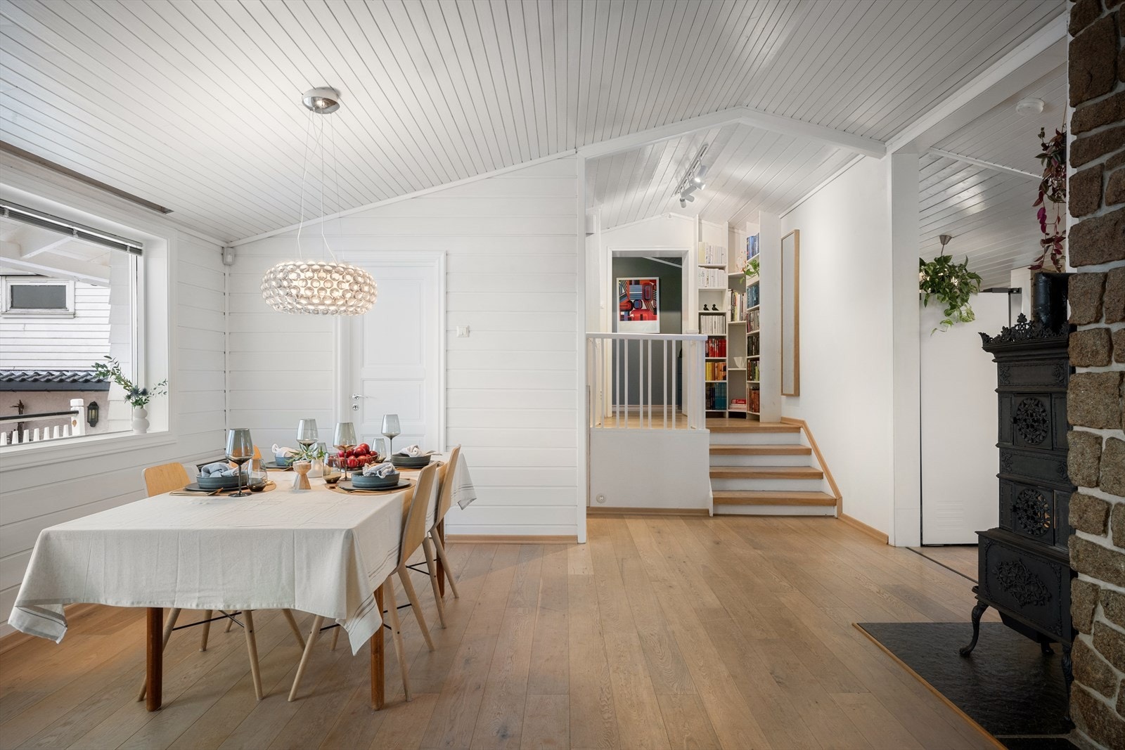 Varmepumpe for jevn temp og et smykke av en vedfyrt ovn for atmosfæren. Galleribilde