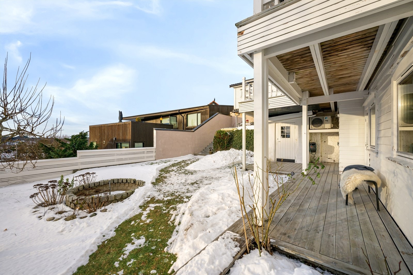 Fra terrasser har du tilgang til store lagringsrom og hagestue kombinert treningsrom eller lekerom. Galleribilde