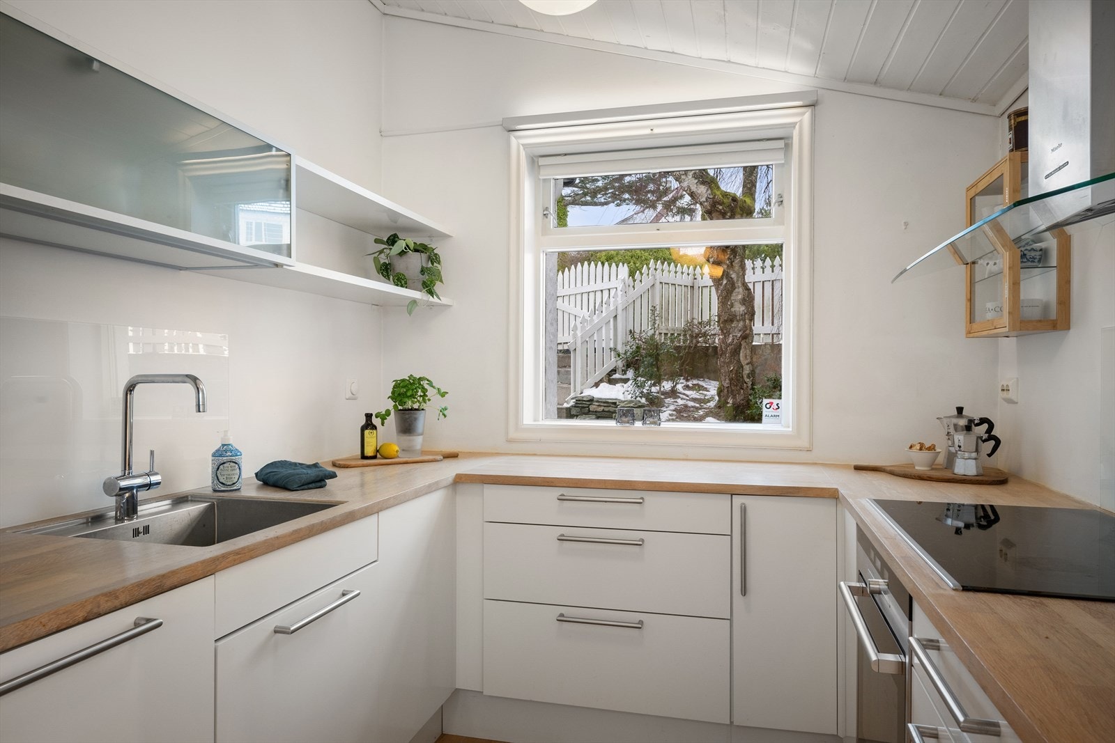 Tidløst og moderne kjøkken med mye naturlig lys for kokken. Benkeplate i tre som kan behandles i ulike toner. God arbeidsbenk og direkte tilgang til bi-inngang. Galleribilde