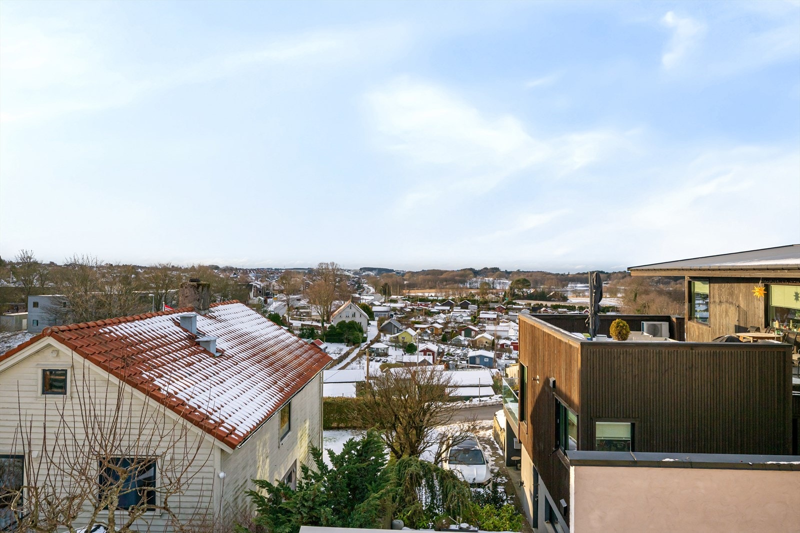 Omgivelser som skaper trivsel. Utsikten består av Eiganes kolonihage, Lille Stokkavann og naturen. Barnehage bokstavelig talt et par steinkast unna. Alt annet er få minutter å gå. Galleribilde