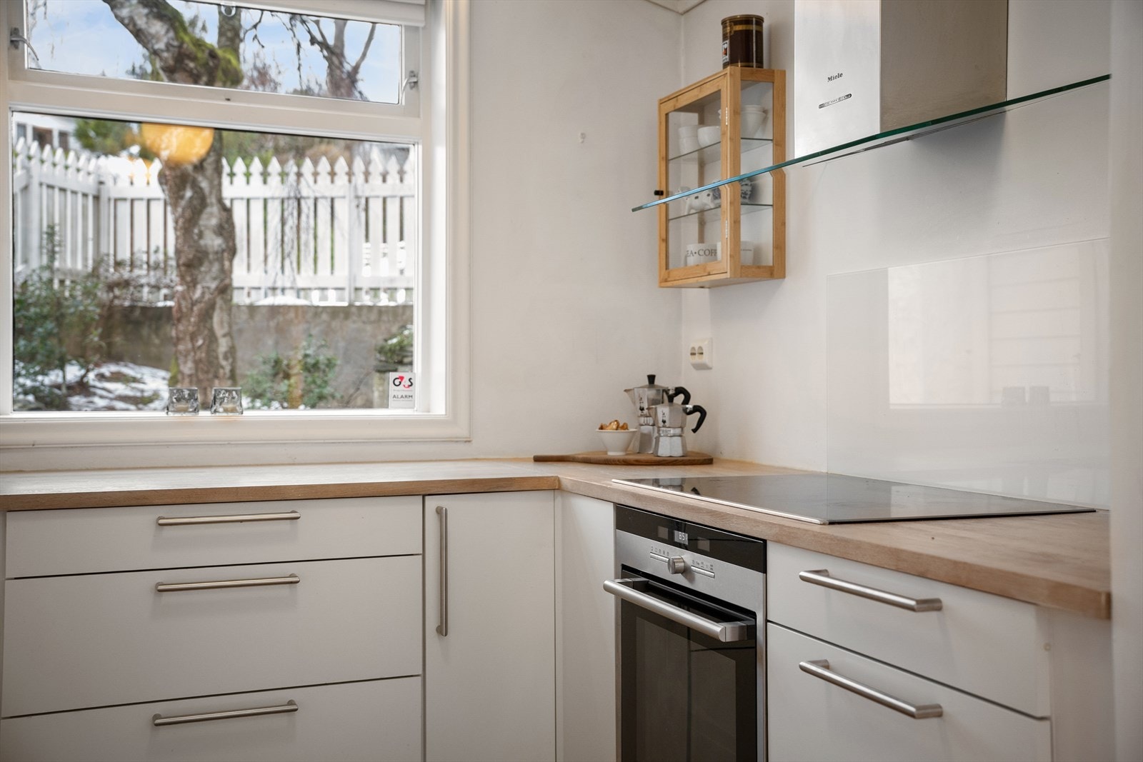 Tidløst og moderne. Her er det enkelt å tilføre eget interiør. Mye naturlig lys for gode arbeidsforhold. Galleribilde