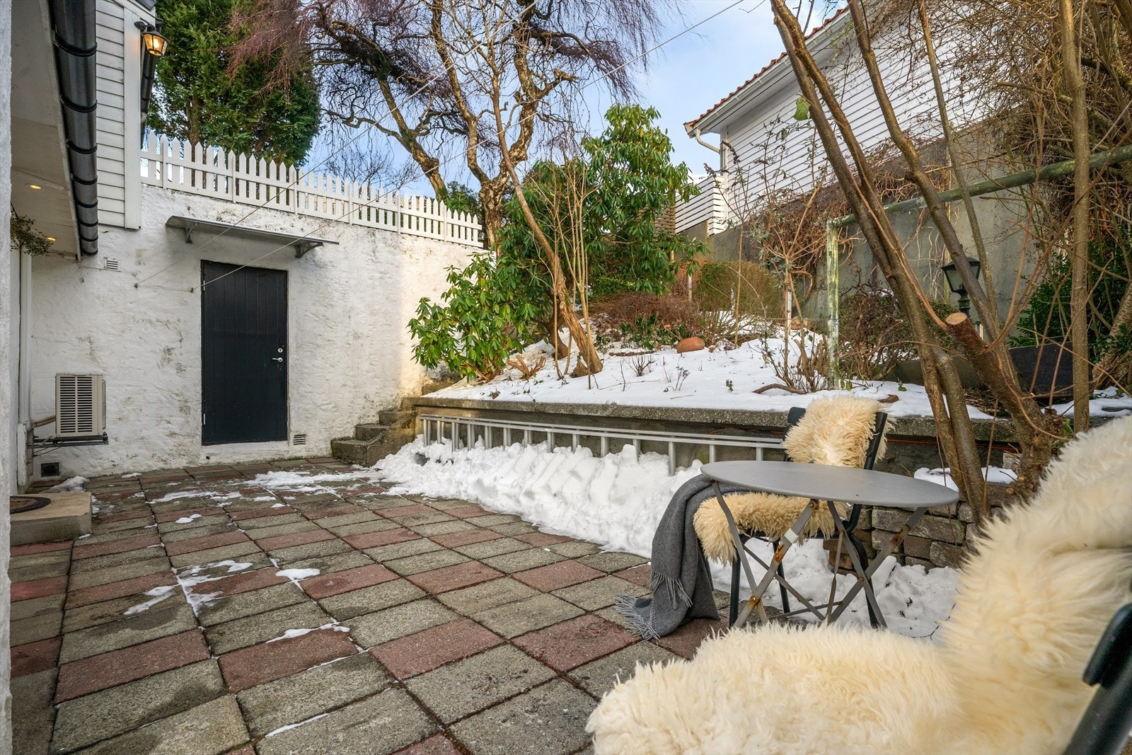 Bakgård med inngang til svært vaskerom. Galleribilde