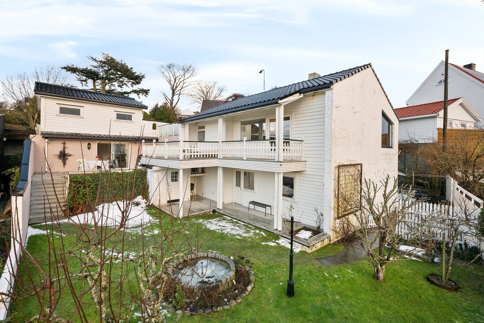 Trygge rammer for barn eller hund. Arkitekttegnet enebolig på tilbaketrukket utsiktstomt over Lille Stokkavann. God atmosfære. Lune, solrike uterom. Garasje. Galleribilde