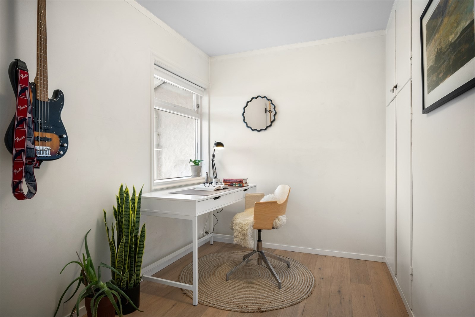 Det perfekte hjemmekontor med nydelig utsikt og flotte lysforhold. 1-stavs gulv også her. Integrerte skaper. Potensielt soverom nr. 4 om du har behov. Galleribilde