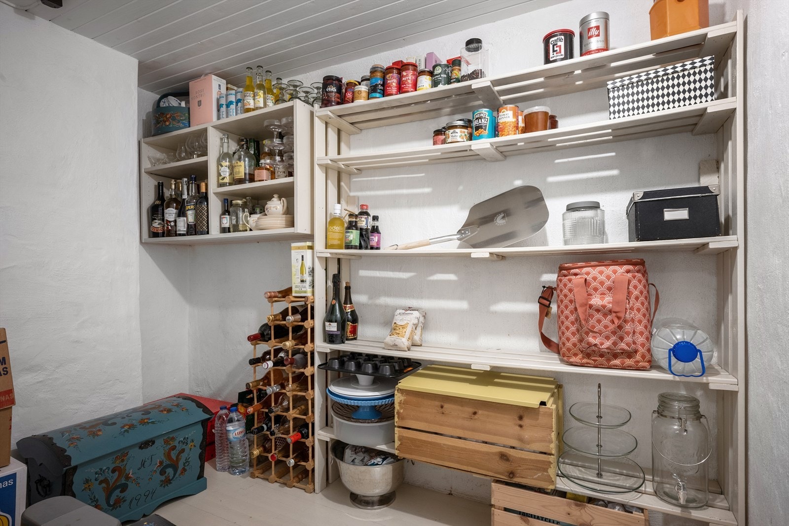 En av flere boder - her med sval temp hele året for god lagring av vin eller tørrmat. Galleribilde