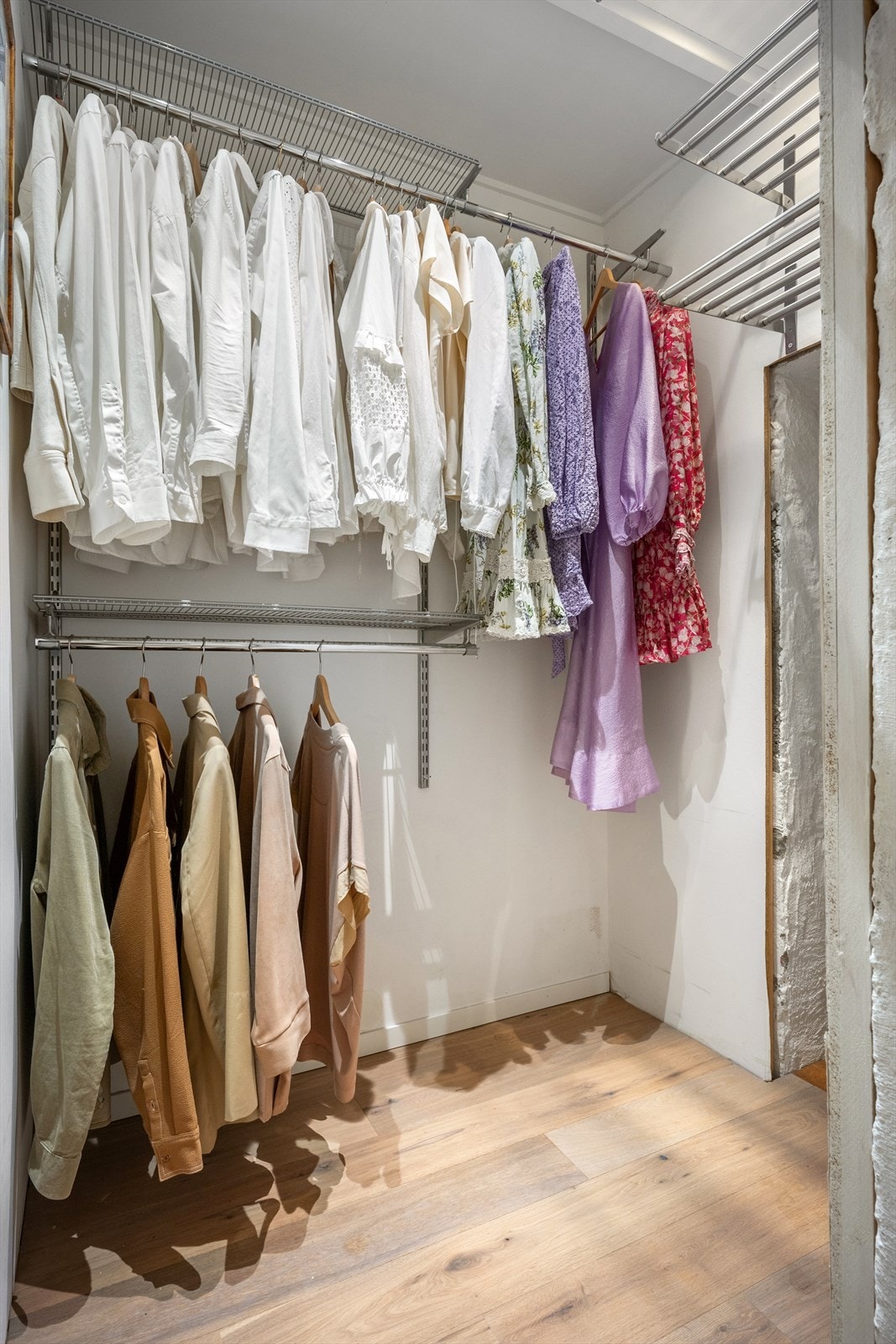 En av bodene benyttet som walk in garderobe. Galleribilde