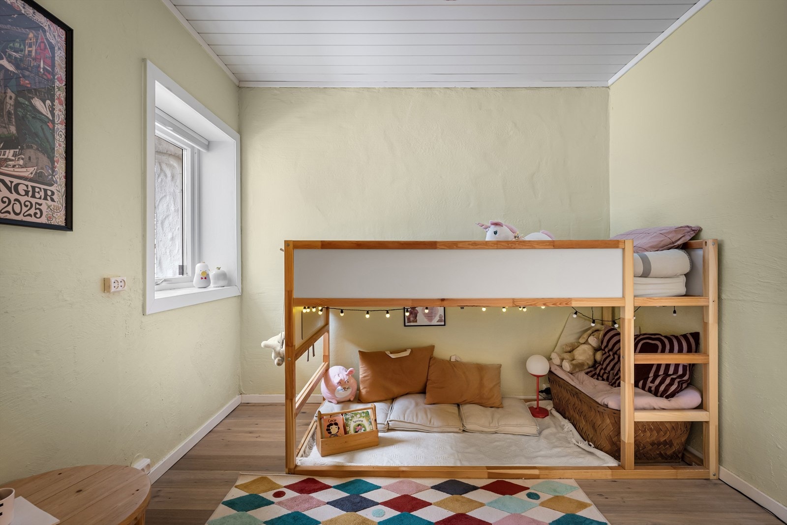 Svalt selv på sommeren grunnet takutstikk og sokkelplassering. Stort soverom med plass til både gaming og venner på besøk. Galleribilde