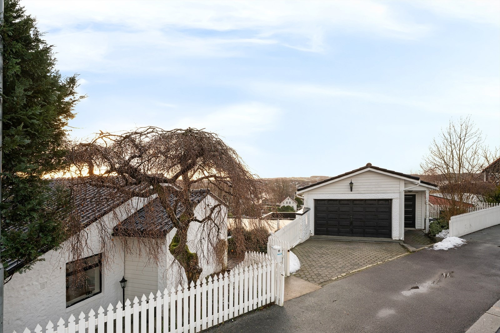 God parkering i både garasje og gårdsrom. For øvrig god kapasitet med gateparkering. Galleribilde