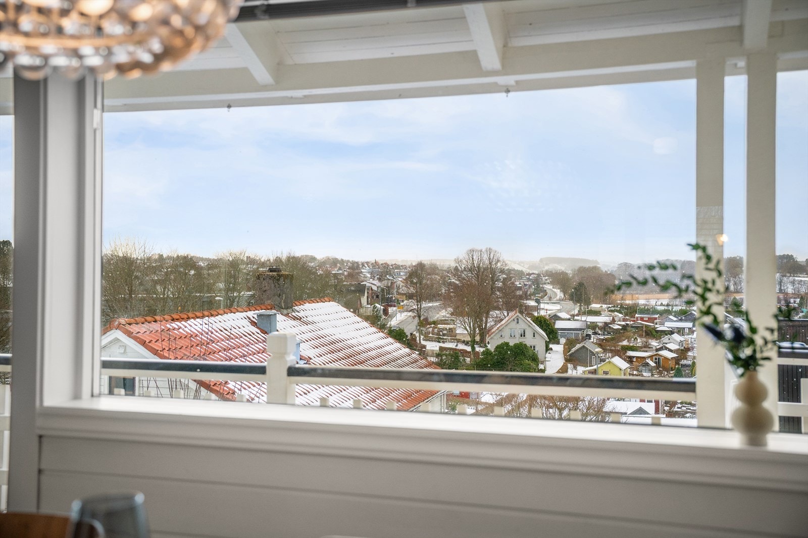 Herlige omgivelser gir herlige boforhold. Varmepumpe i begge etasjer. Galleribilde