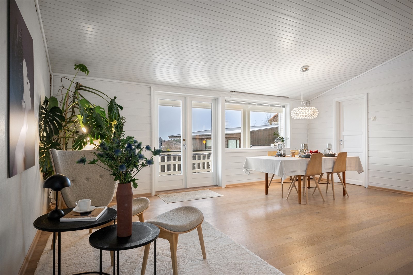 Luftig og romslig, likevel intimt og lunt. Et herlig hjem som byr på noe mer. Dobbeltdør ut for å åpne opp på fine dager. Store, solrike terrasser hvor du selv i mars kan sitte i t-skjorte. Galleribilde
