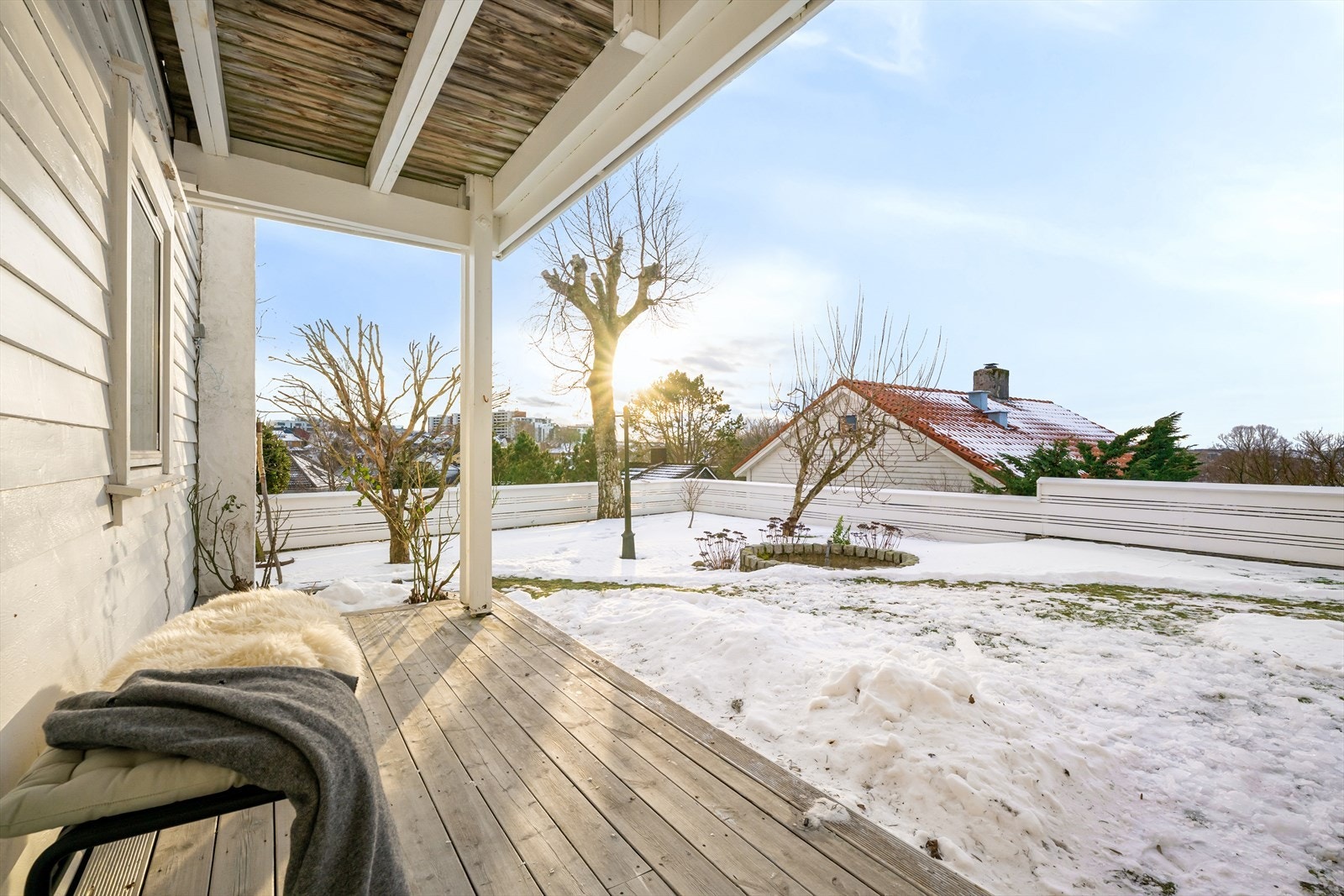 Strålende solforhold både i hage og på terrasser. Fin boltreplass for store og små, samt dyr. Takutbygg gir le både somer og vinter. Galleribilde