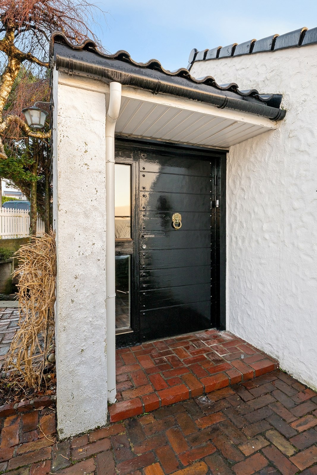 Utstrakt bruk av mur, gir et særpreg på boligen. Takoverbygget inngangsparti ved en av to entreer for hovedetasjen. Galleribilde