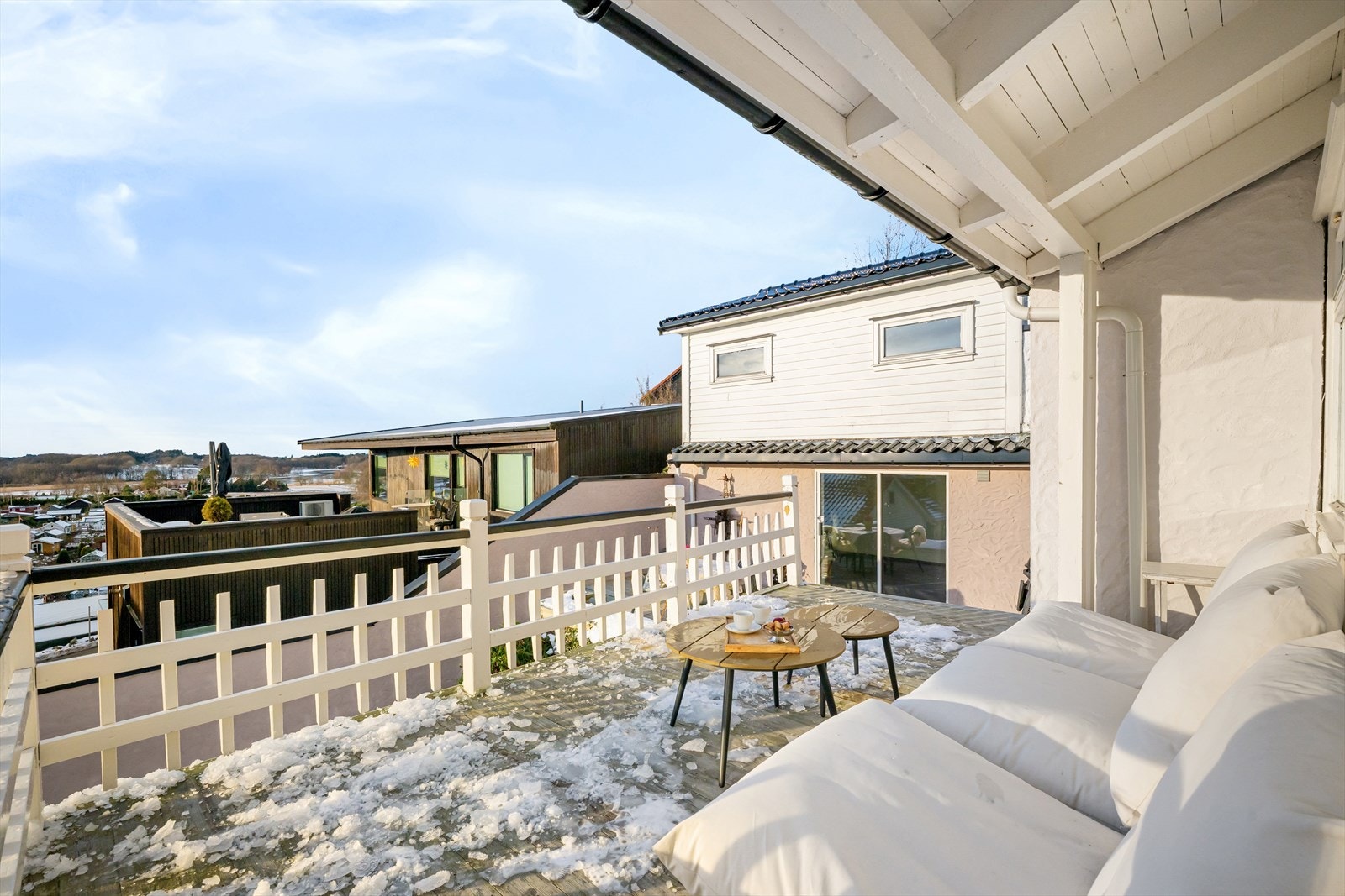 Fra terrasser har du tilgang til store lagringsrom og hagestue kombinert treningsrom eller lekerom. Nyt utsikten hvor enn du er. Galleribilde