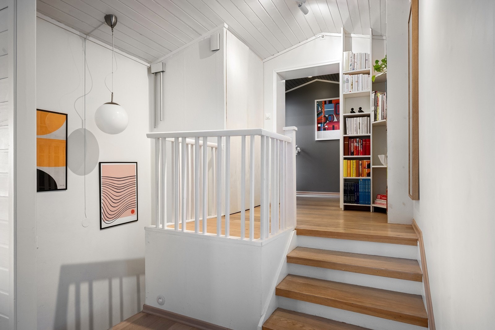 Hovedentre med gang mot stuen. Fin plass til flere hyller og lagring av klær. Galleribilde