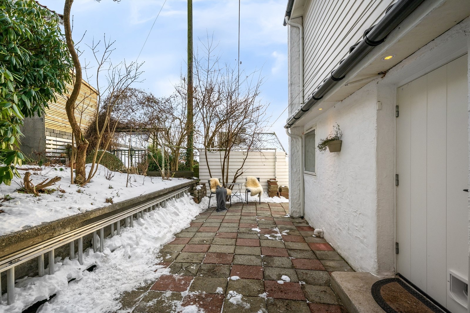 Bakgård. Skjermet og frodig med trær som henger så fint og skaper en skjermet oase. Galleribilde