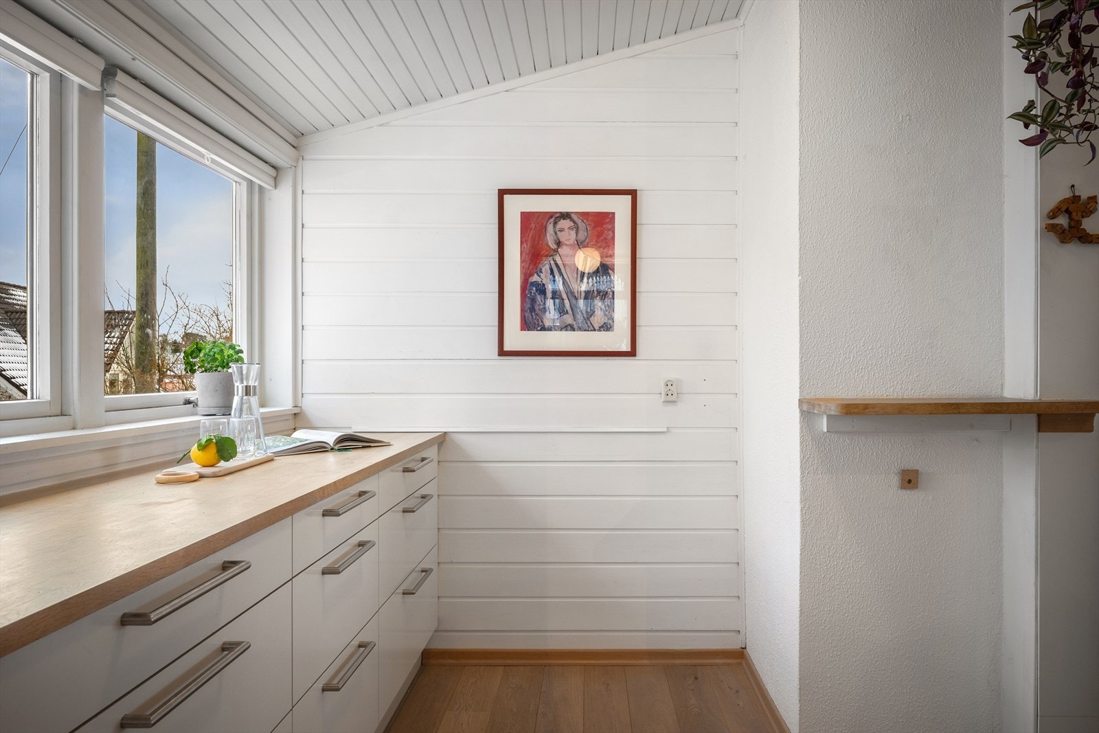 Flere vinduer bidrar til flott romfølelse. Lyse vegger og lune kontraster med 1-stavs gulv og benkeplate. Galleribilde