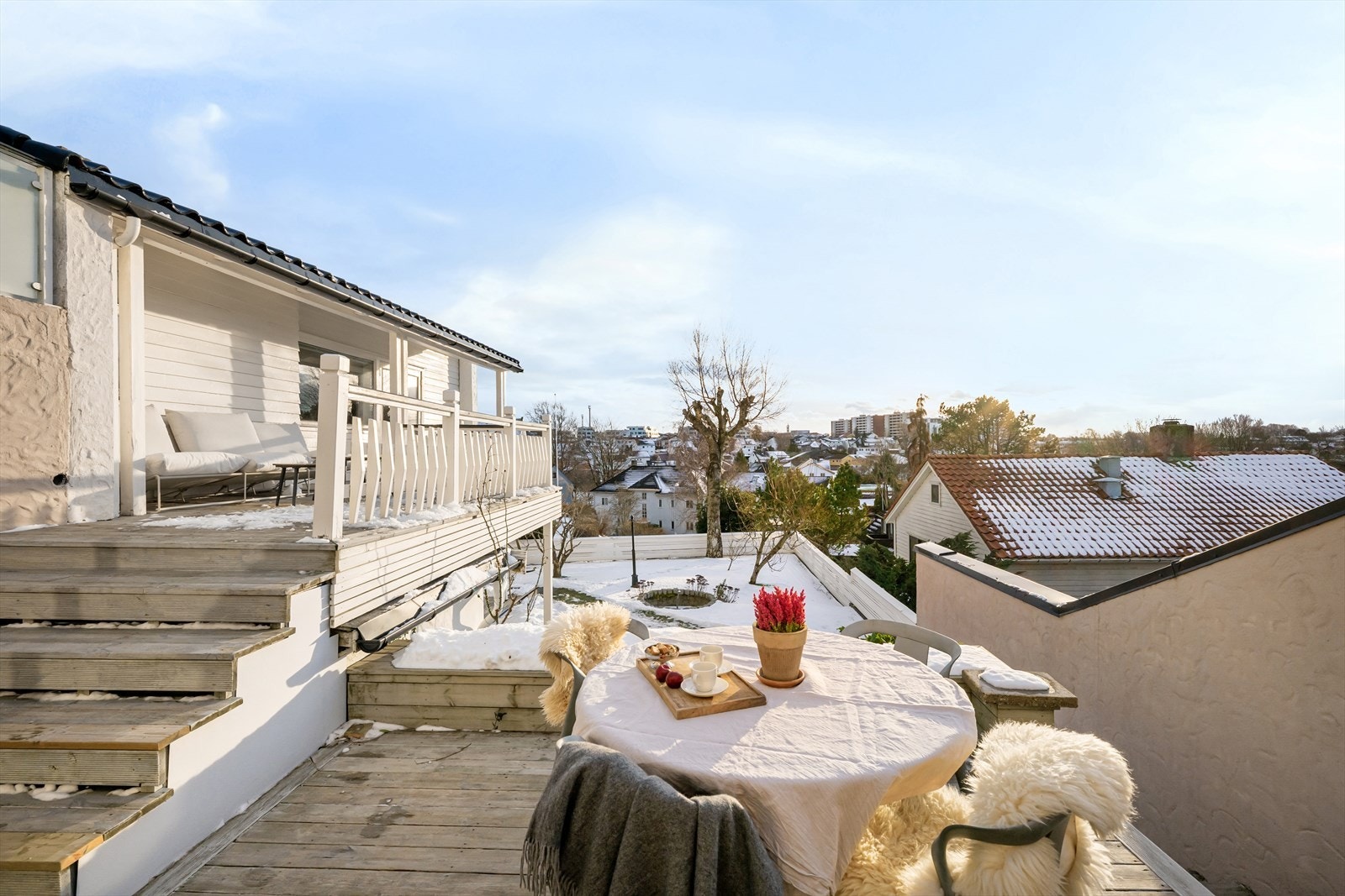 Uterommene er skjermet og med formidabel utsikt. Her nyter du solen i t-skjorte i mars, når andre springer rundt i boblejakke. God plass til venner og familie med trygge rammer for barn eller hund. Galleribilde