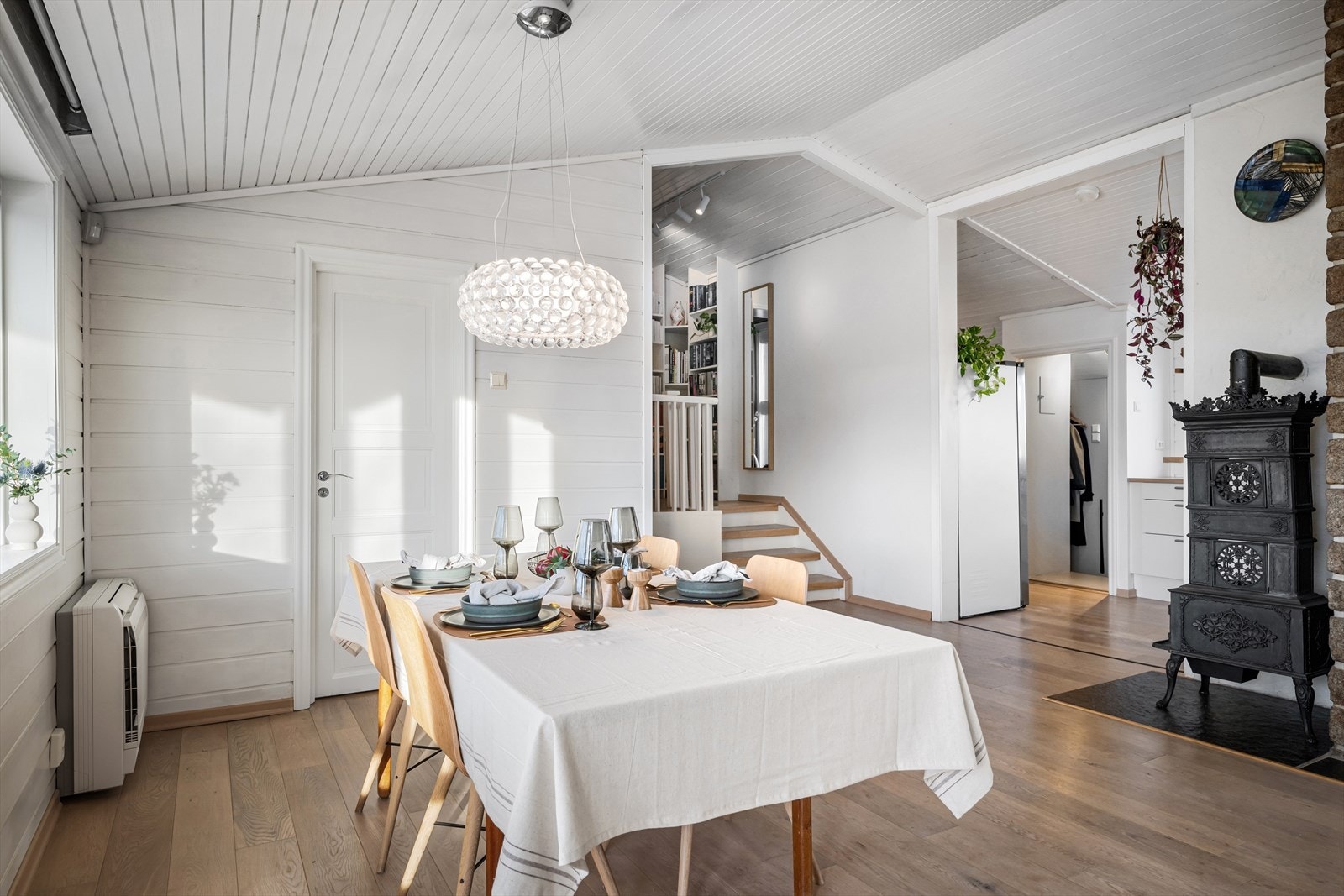 Fra stuen har du enkelt flyt til kjøkken om du har spisegjester. I tillegg er det et soverom nr. 4 evt det perfekte hjemmekontor med nydelig utsikt og lysforhold. Galleribilde