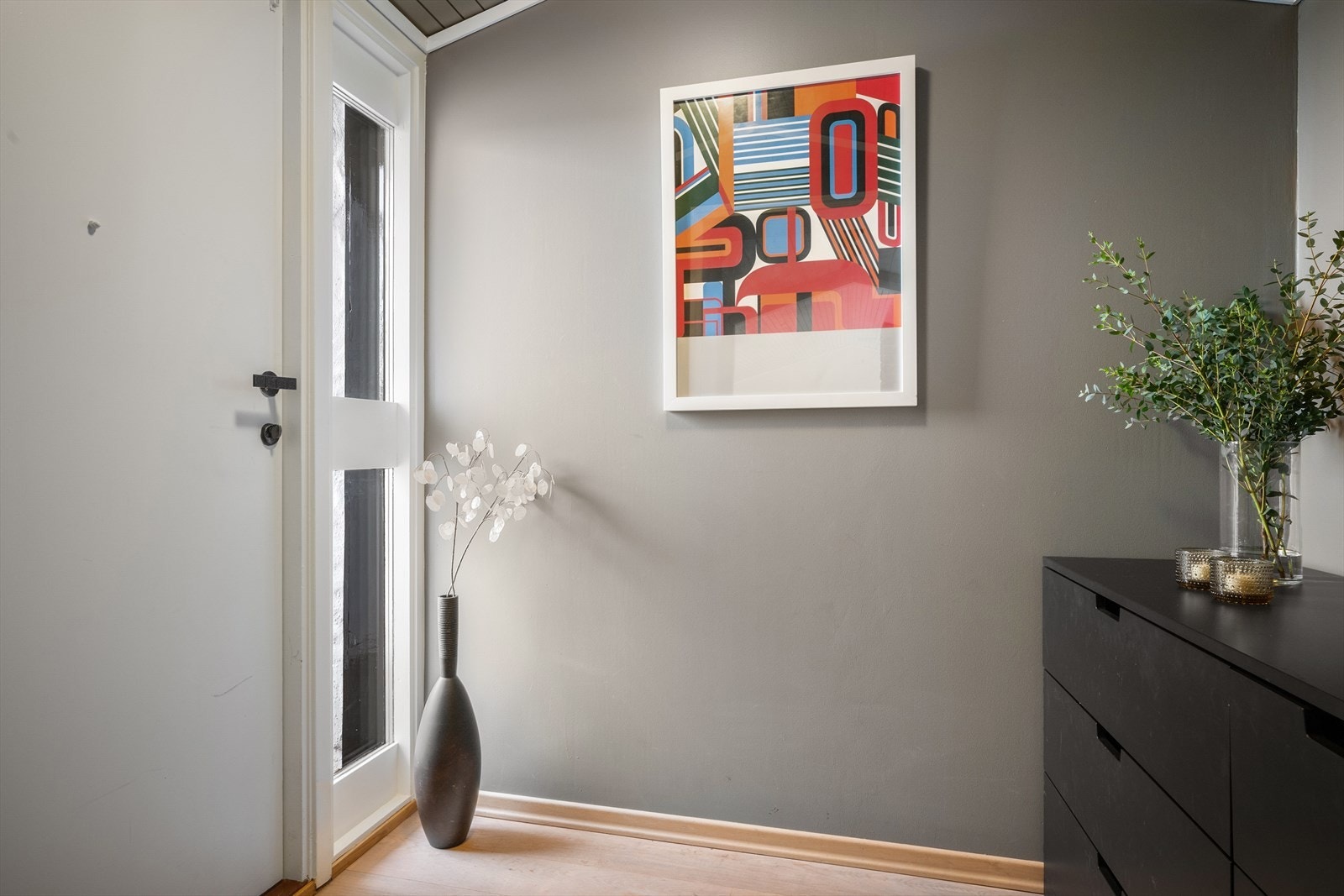 Hovedentre med gang mot stuen. Fin plass til flere hyller og lagring av klær. Galleribilde