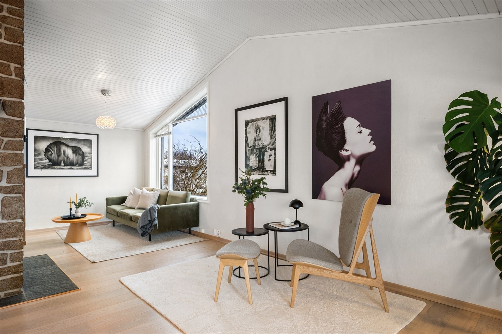 Gjennomgående naturlig lys med store vinduer. Likevel god veggplass for møblering i flere soner. En herlig stue som med sin nydelige utsikt gir bedre mental helse. Galleribilde