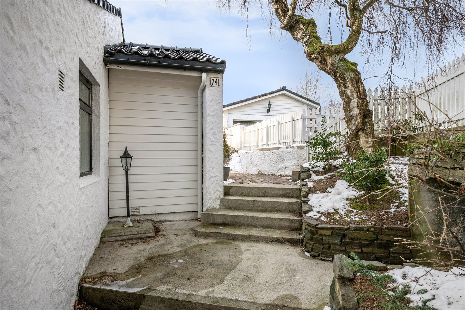 Koselige uterom og beplantning som skaper atmosfære. Galleribilde