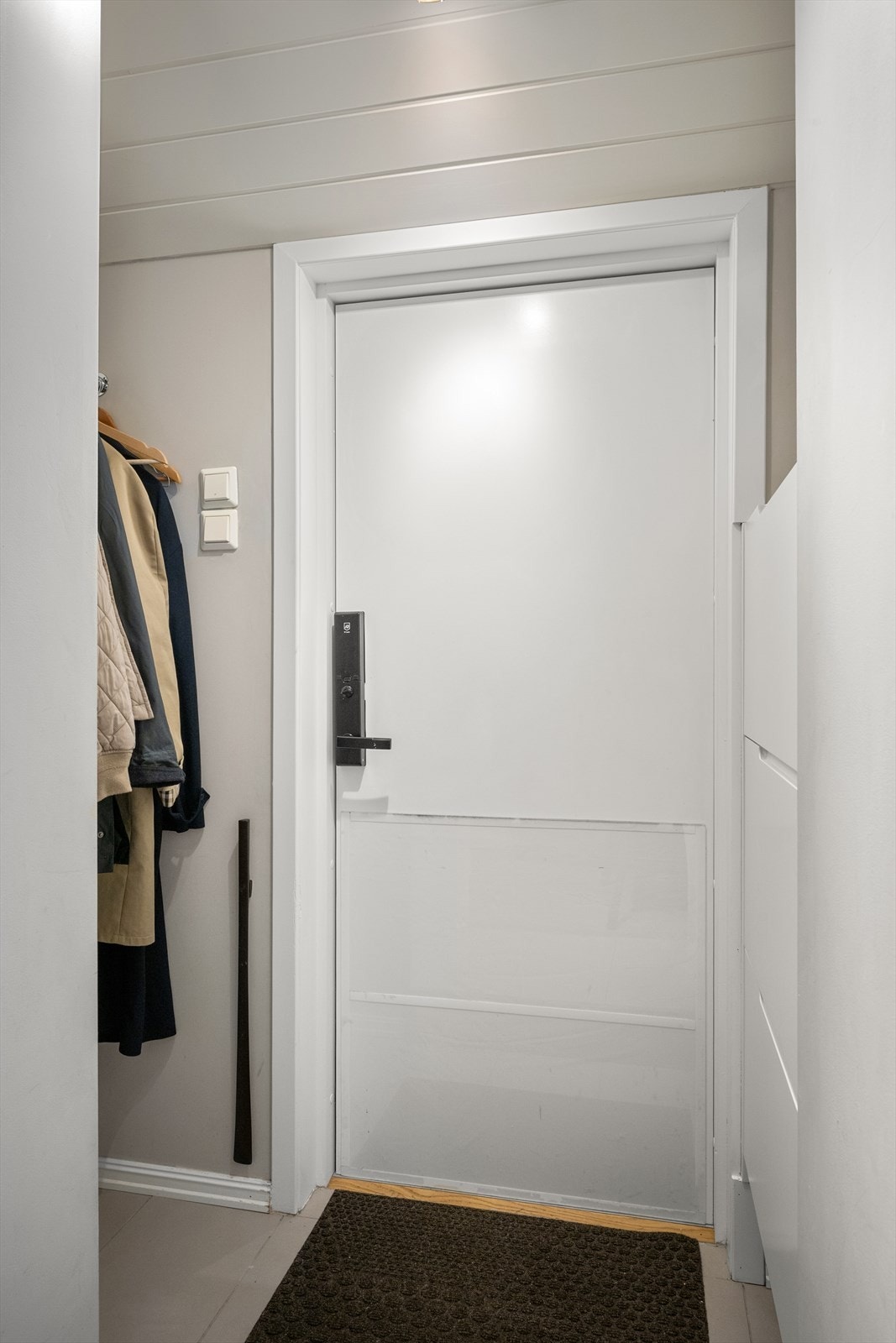 Bi-inngang med skohyller og oppheng i tillegg til hovedentreen med gang til stuen. Galleribilde