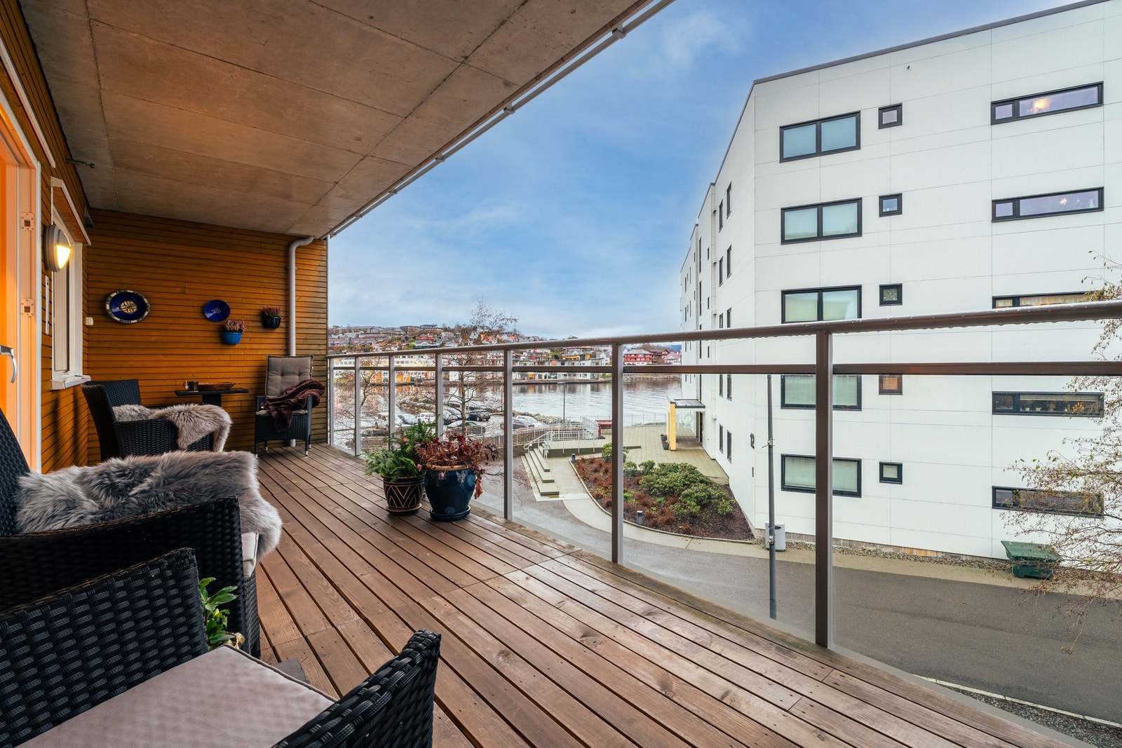 Med leiligheten følger bruksrett til garasjeplass under byggene fremfor borettslaget Galleribilde