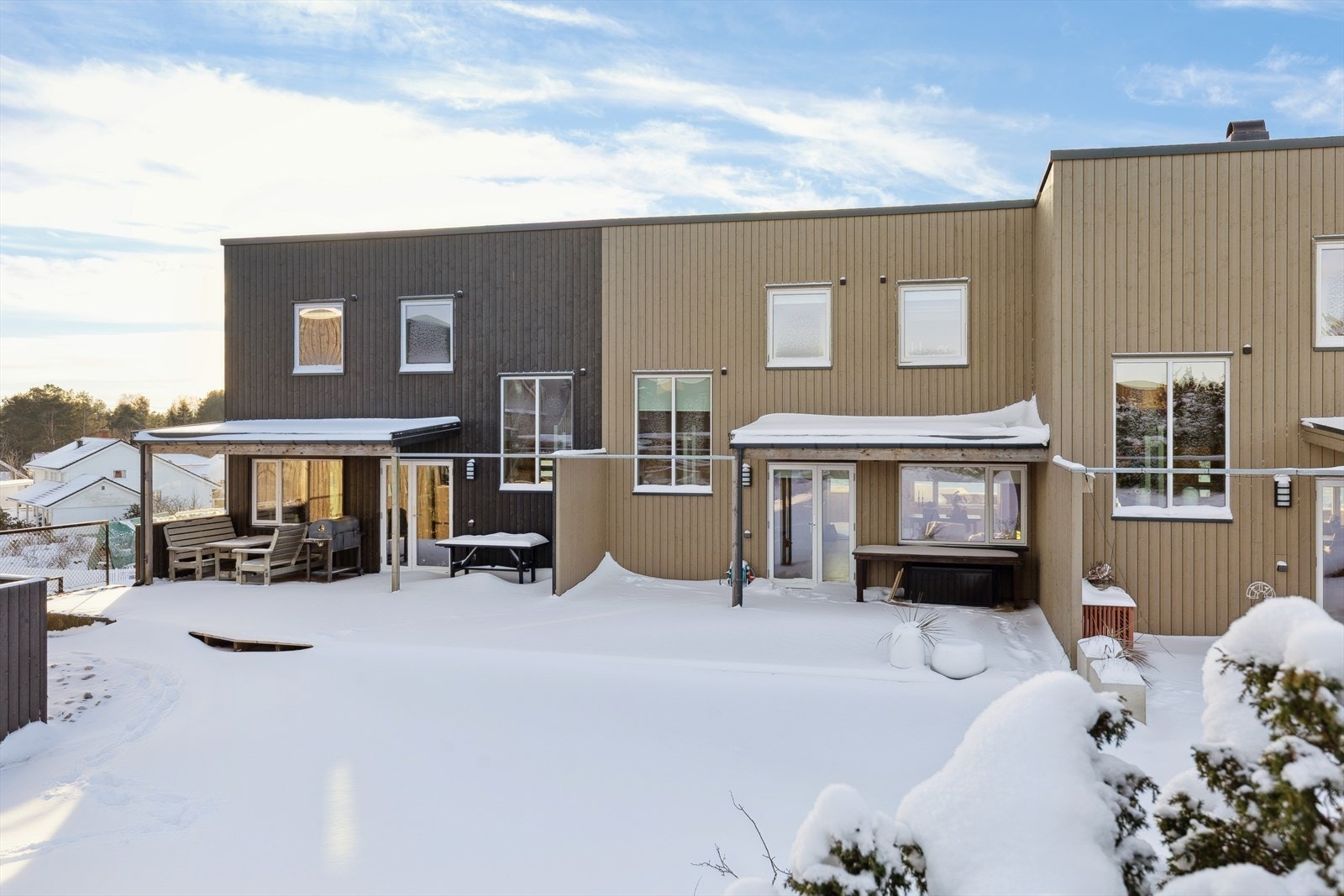 Uteplassen mot naturtomten har nordøstlig dreining. Galleribilde