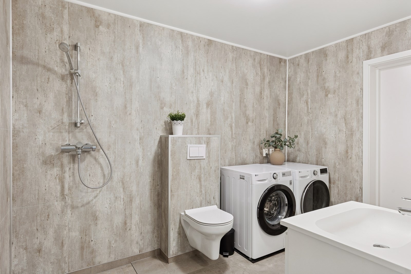 Romslig og godt bad i underetasjen. Galleribilde