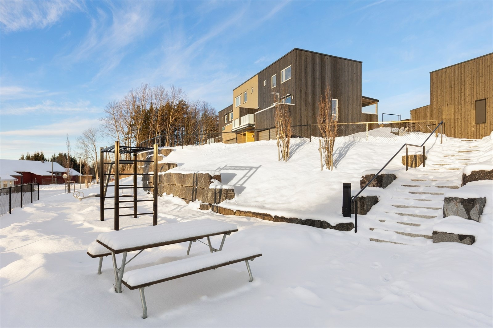 Lekeplass på borettslagets tomt. Galleribilde