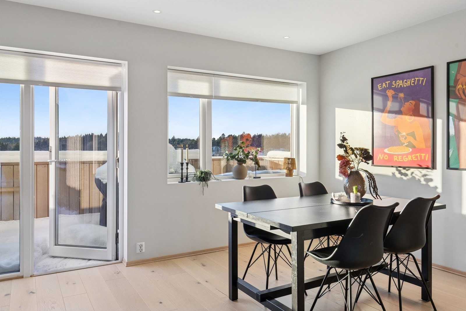 Naturlig sone for spisestue foran kjøkkenet. Galleribilde