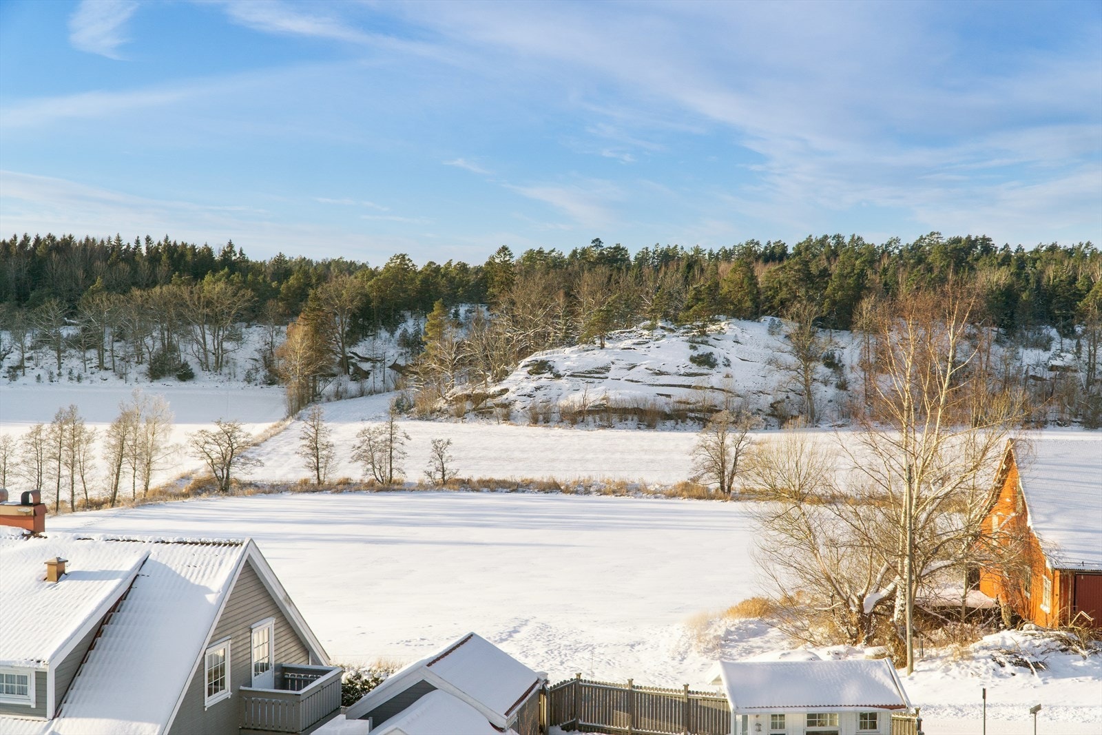Landlig og sentral beliggenhet. Kort vei til Granholmen! Galleribilde