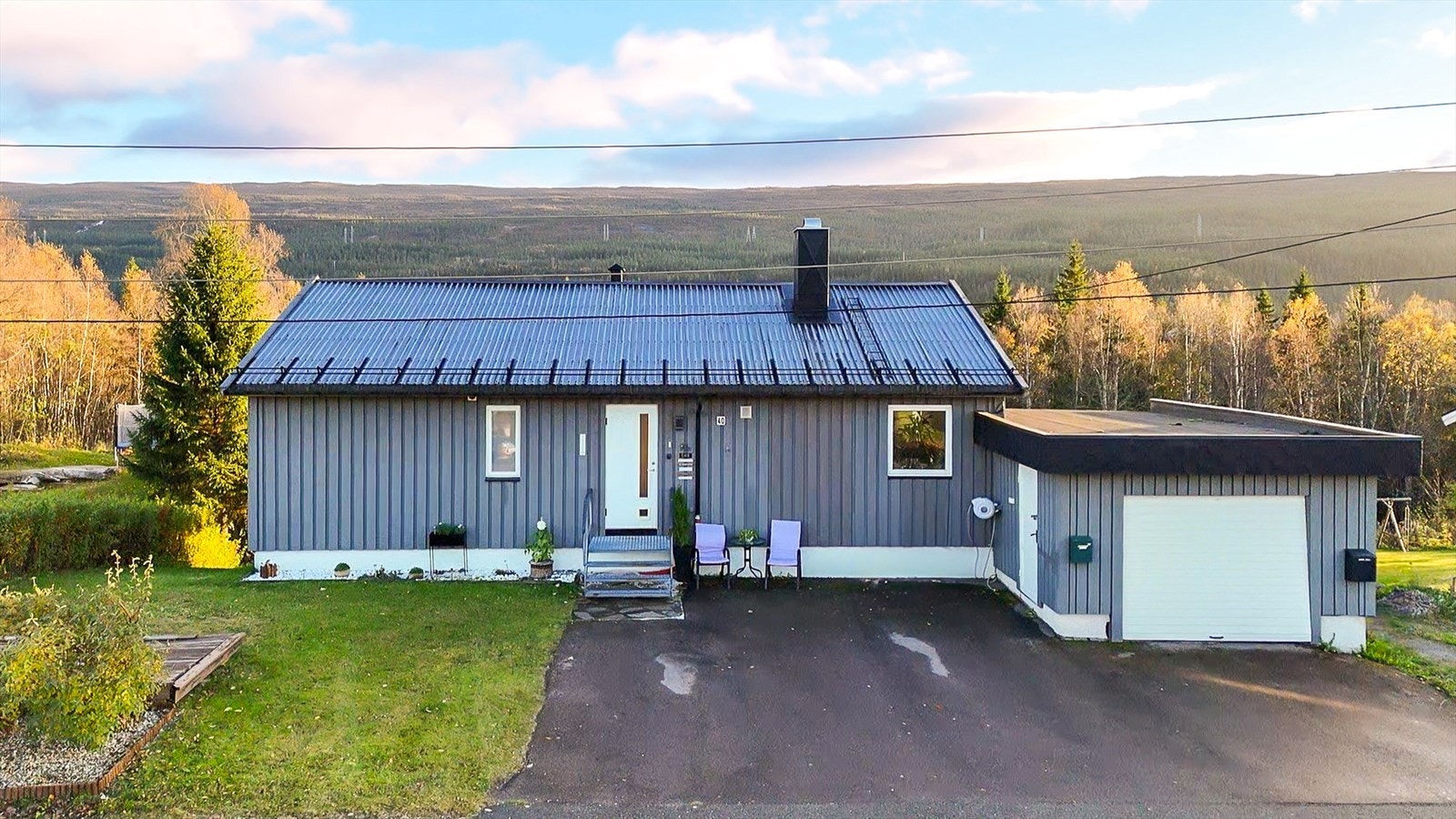 Lett adkomst hele året, med gode fasiliteter for parkering, både på tomten og i egen garasje(denne trenger noe oppgradering). Galleribilde