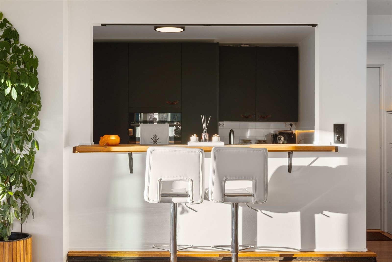 Kreativ og lekker løsning mellom kjøkken og stue. Galleribilde