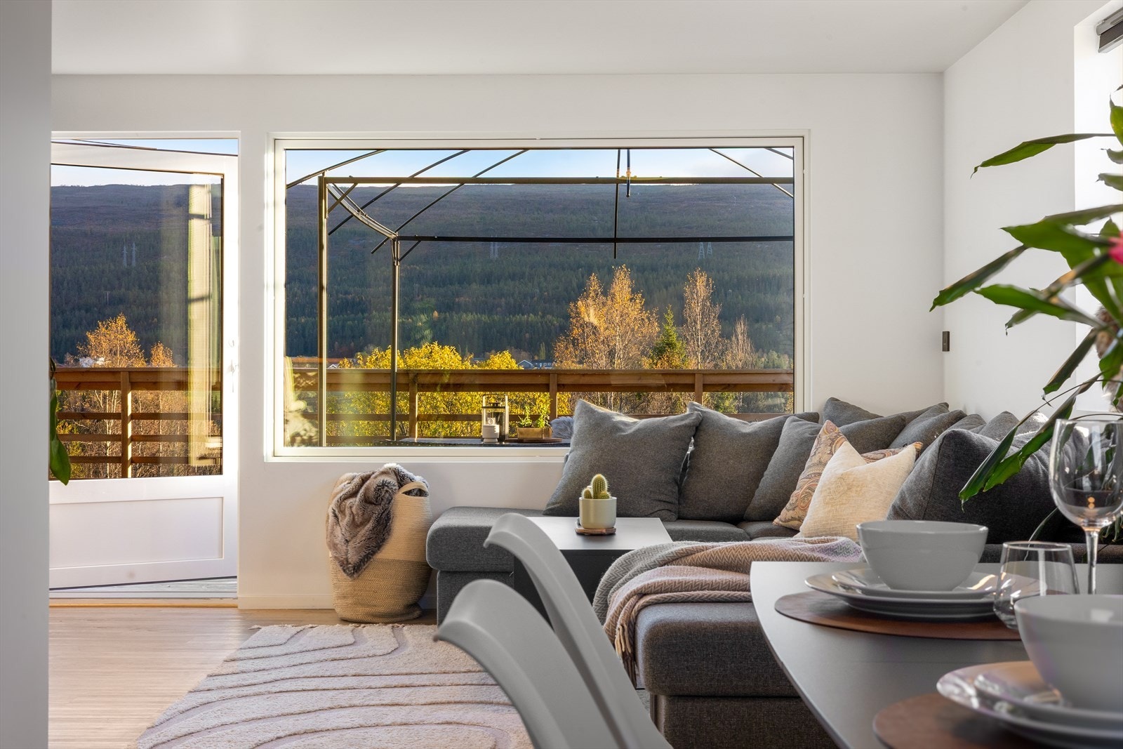 Her får man utsikt, herlig lysinngang og inn/utgang til stor terrasse. Galleribilde