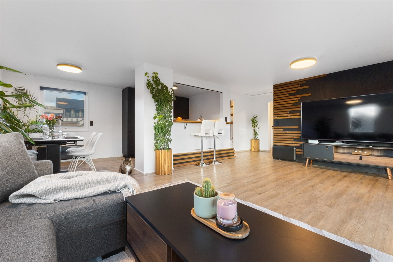 Fra stue mot spisestue og kjøkkenet. Galleribilde