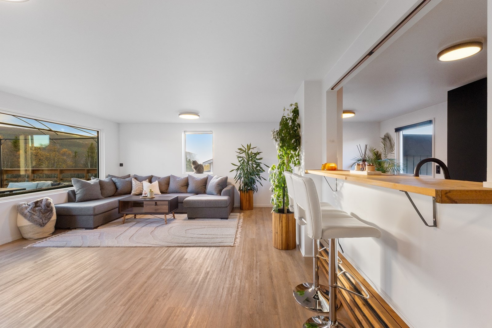 Det store vinduet i stuen gir en fantastisk lysinngang. Galleribilde