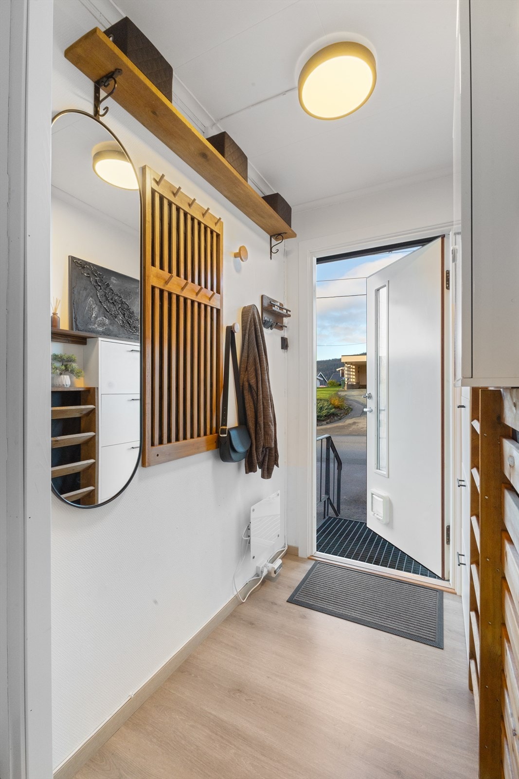 Boligen er tiltalende innredet, og entre/gang stadfester umiddelbart boligens gjennomførte, smakfulle stil. Galleribilde