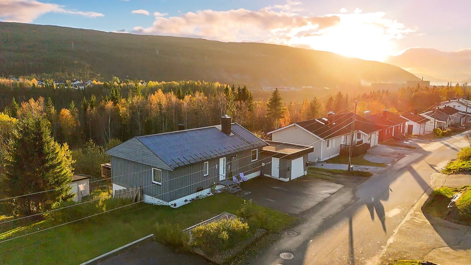 Ettermiddag/kveldssol befinner seg på nord-vest, nord siden. Galleribilde