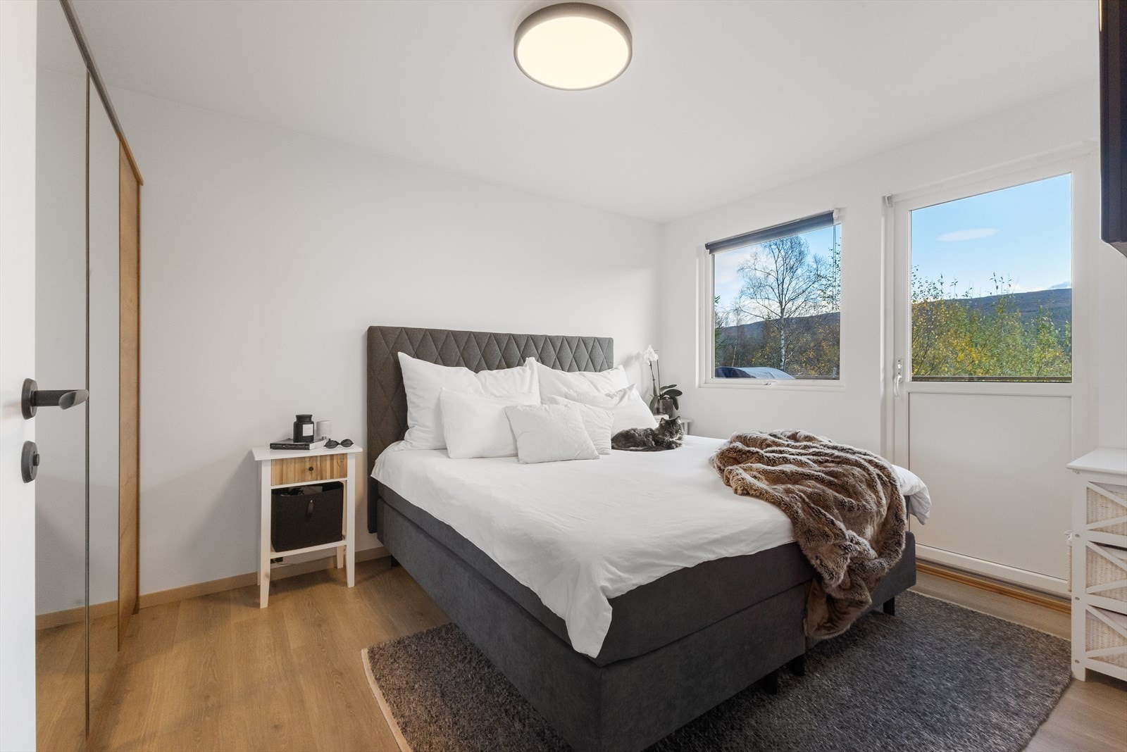 Soverom 2 er gjennomført pent, med direkte inn/utgang til terrassen. Galleribilde