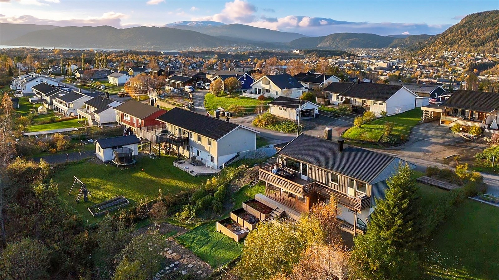 Nydelig, opparbeidet, terrassert hage som grenser til friareal. Galleribilde