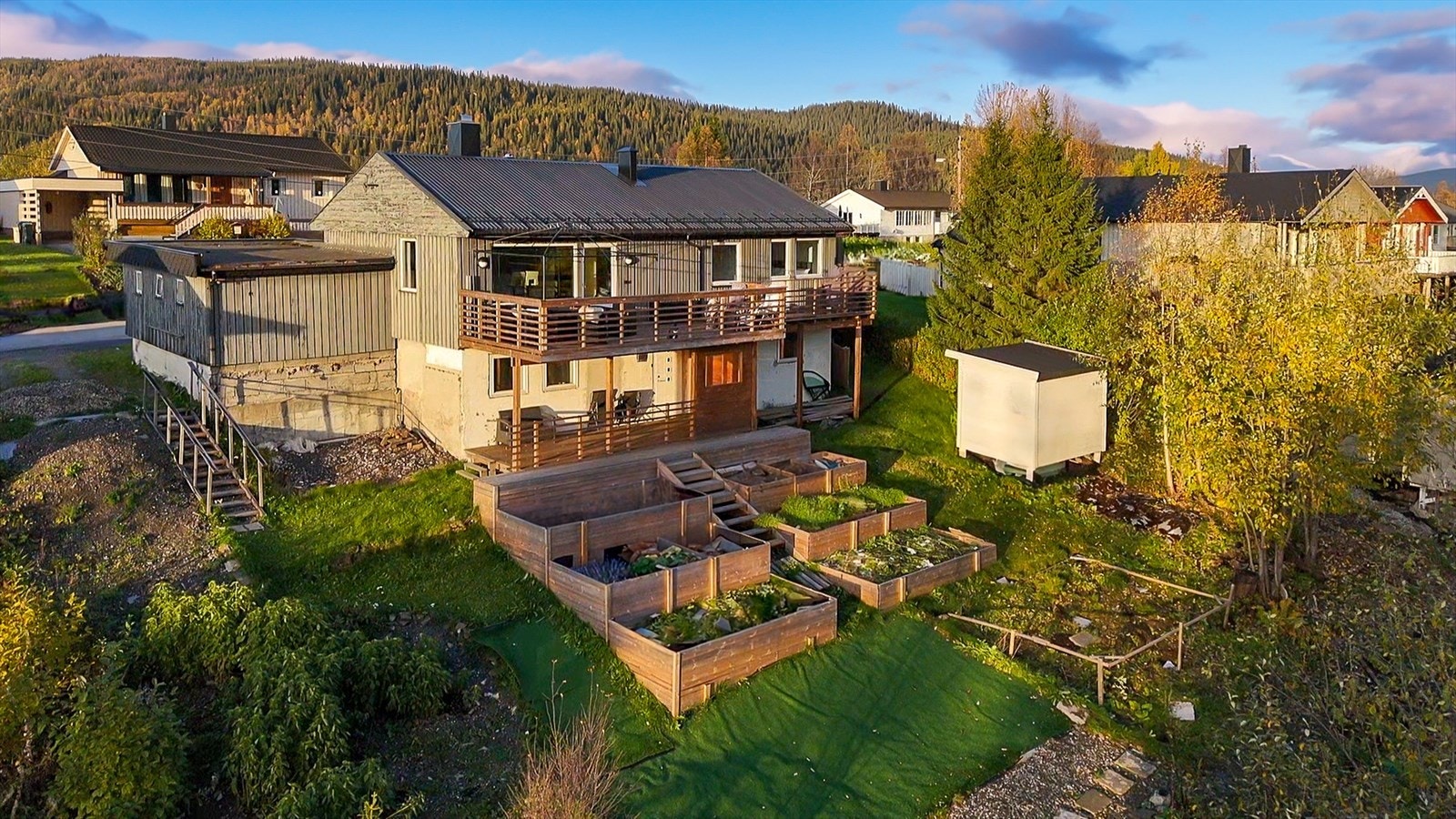 Boligen vender i all hovedsak mot sør, og har meget gode solforhold. Ca. kl 12:30, 21. Juni, så står solen rett inn mot terrassen. Galleribilde