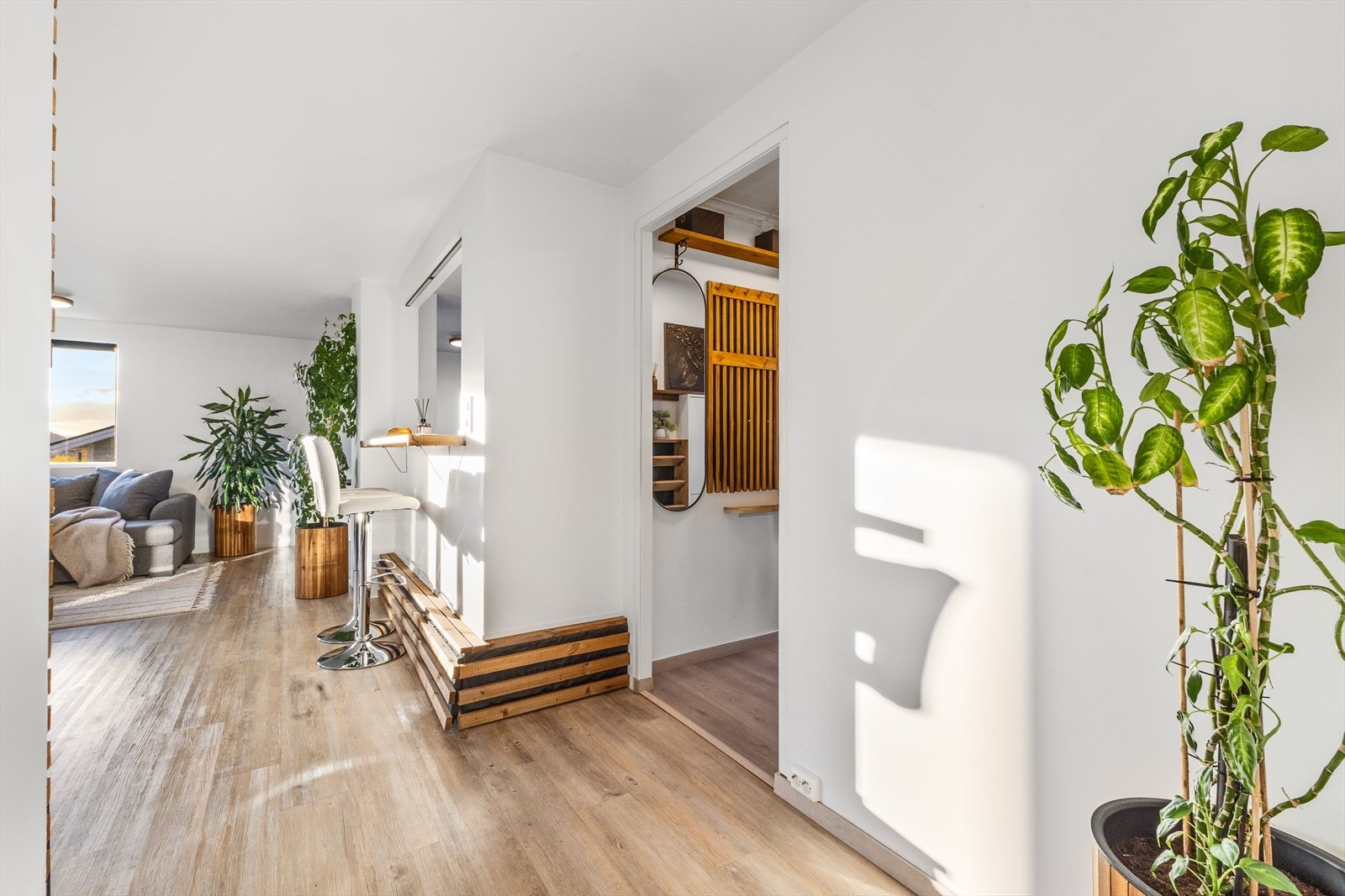 Fra hall mot gang/entre mot stue og der kjøkkenet er(til høyre på bildet). Galleribilde