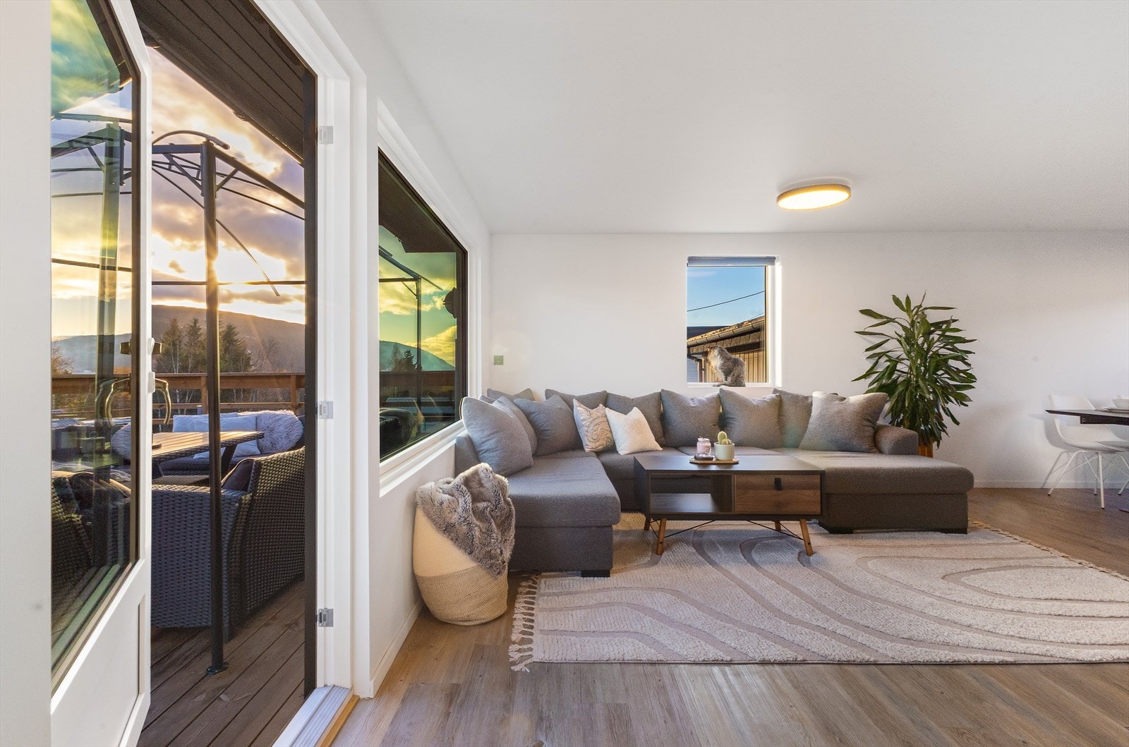 I perioden 2022-2023, ble det gjennomført utskifting av flere vinduer og terrassedører i hovedetasjen. Galleribilde