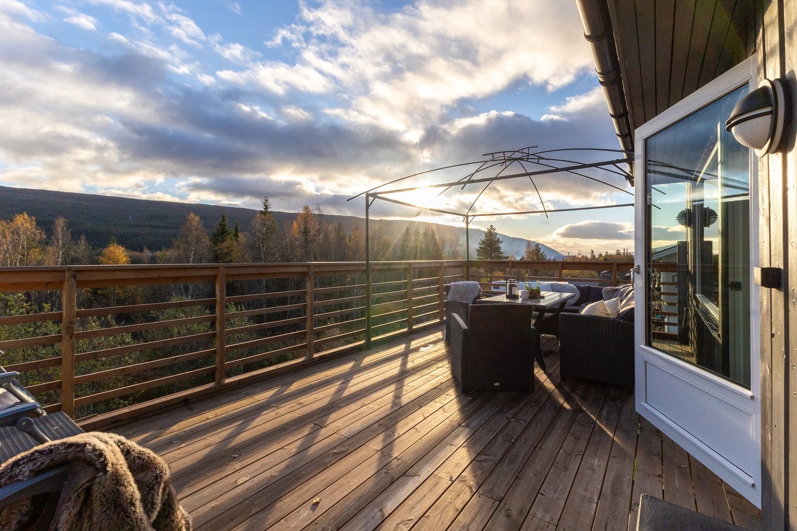 Sørvendt terrasse i hovedetasjen på ca. 33 m². Galleribilde