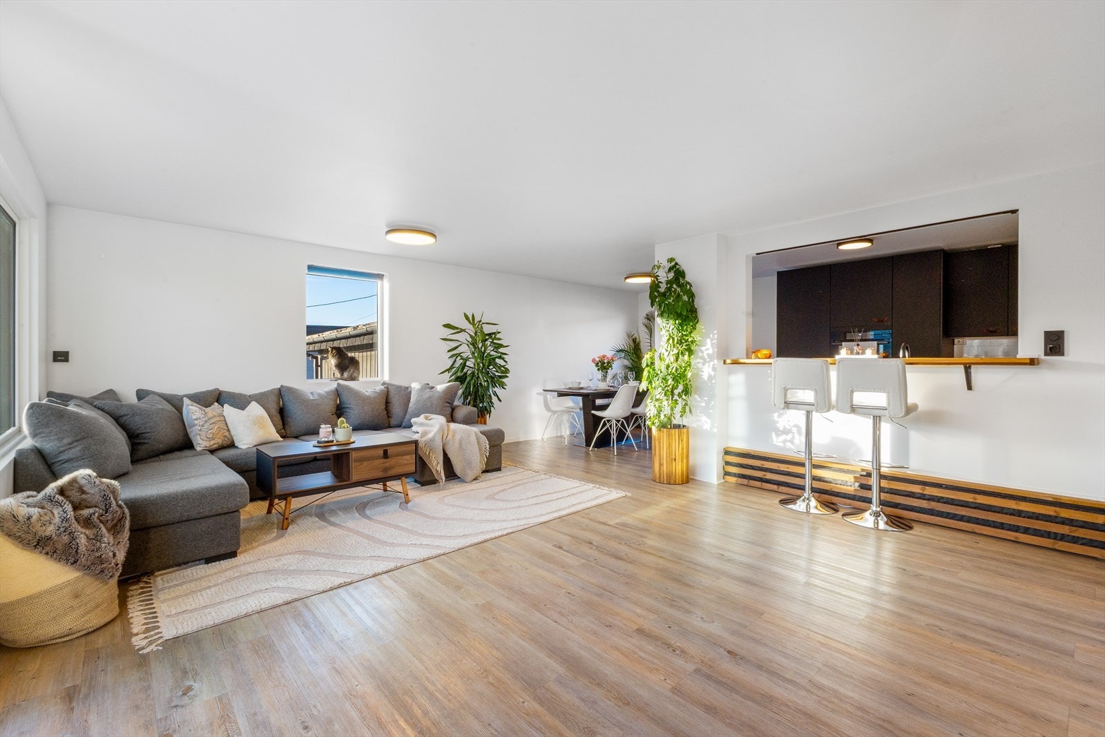 Listerfrie overganger mellom vegg og himling. Lekkert gulv. Oppgradert belysing i himling. Galleribilde