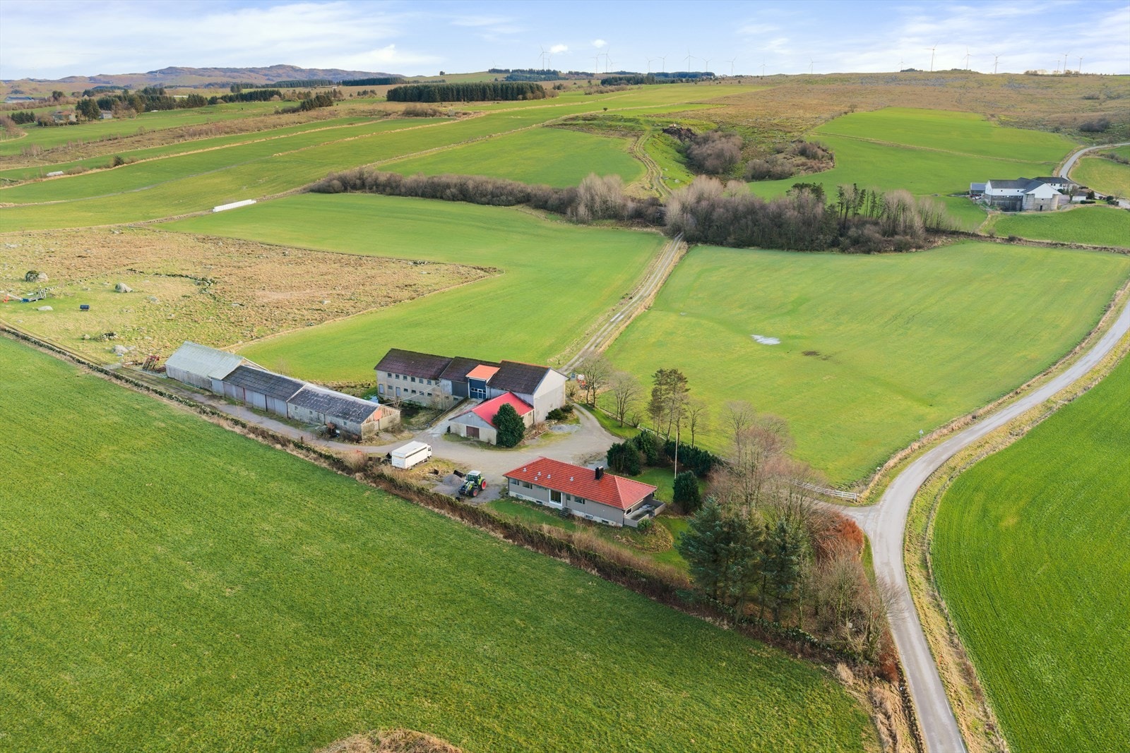Velkommen til Risavegen 101, Nærbø. Gårdsbruket presenteres av Kristine Ree Espedal i EiendomsMegler 1 Jærmegleren. Fotograf Asle Haukland. Galleribilde